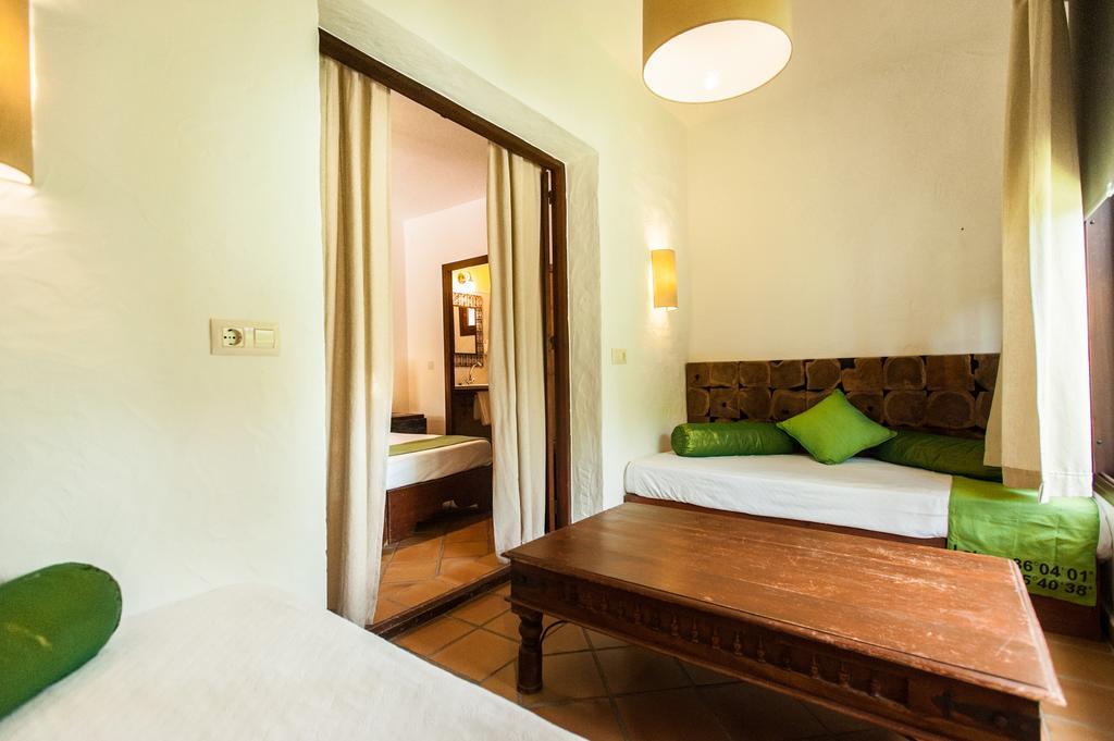 100% Fun Hotel Tarifa Luaran gambar