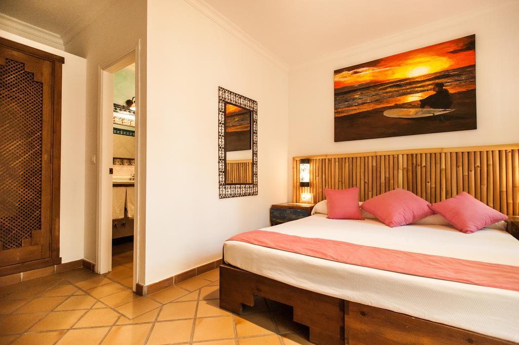 100% Fun Hotel Tarifa Luaran gambar