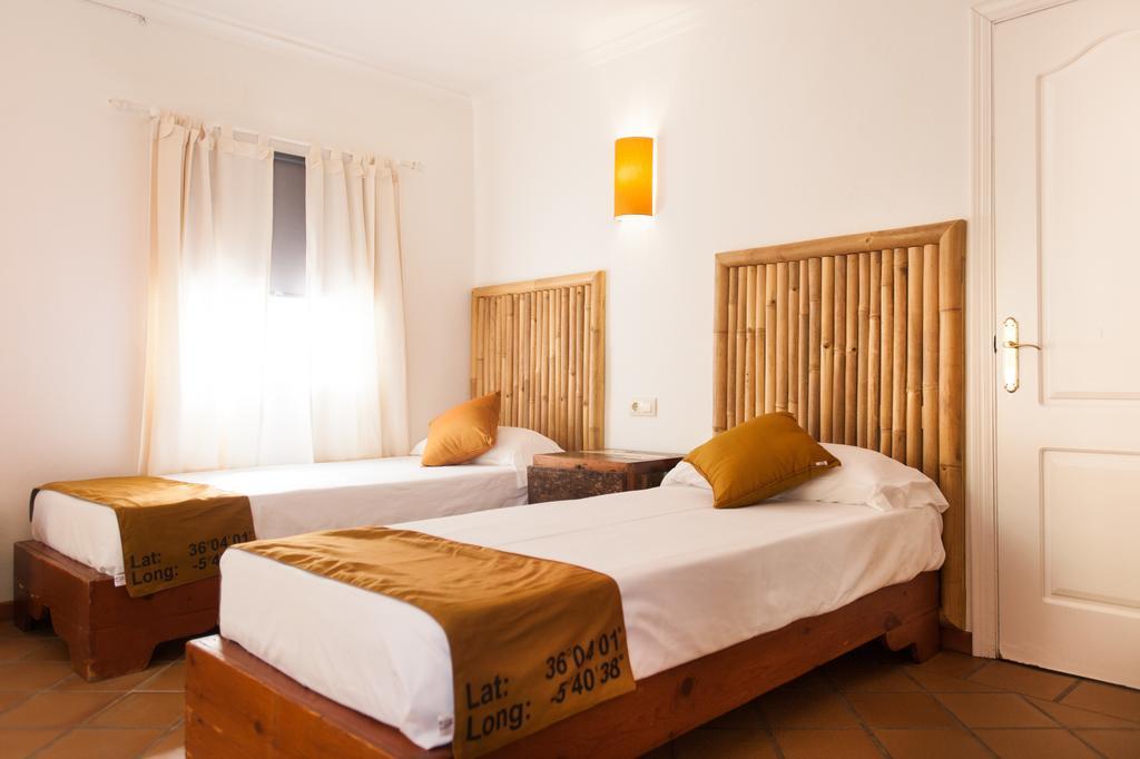 100% Fun Hotel Tarifa Luaran gambar