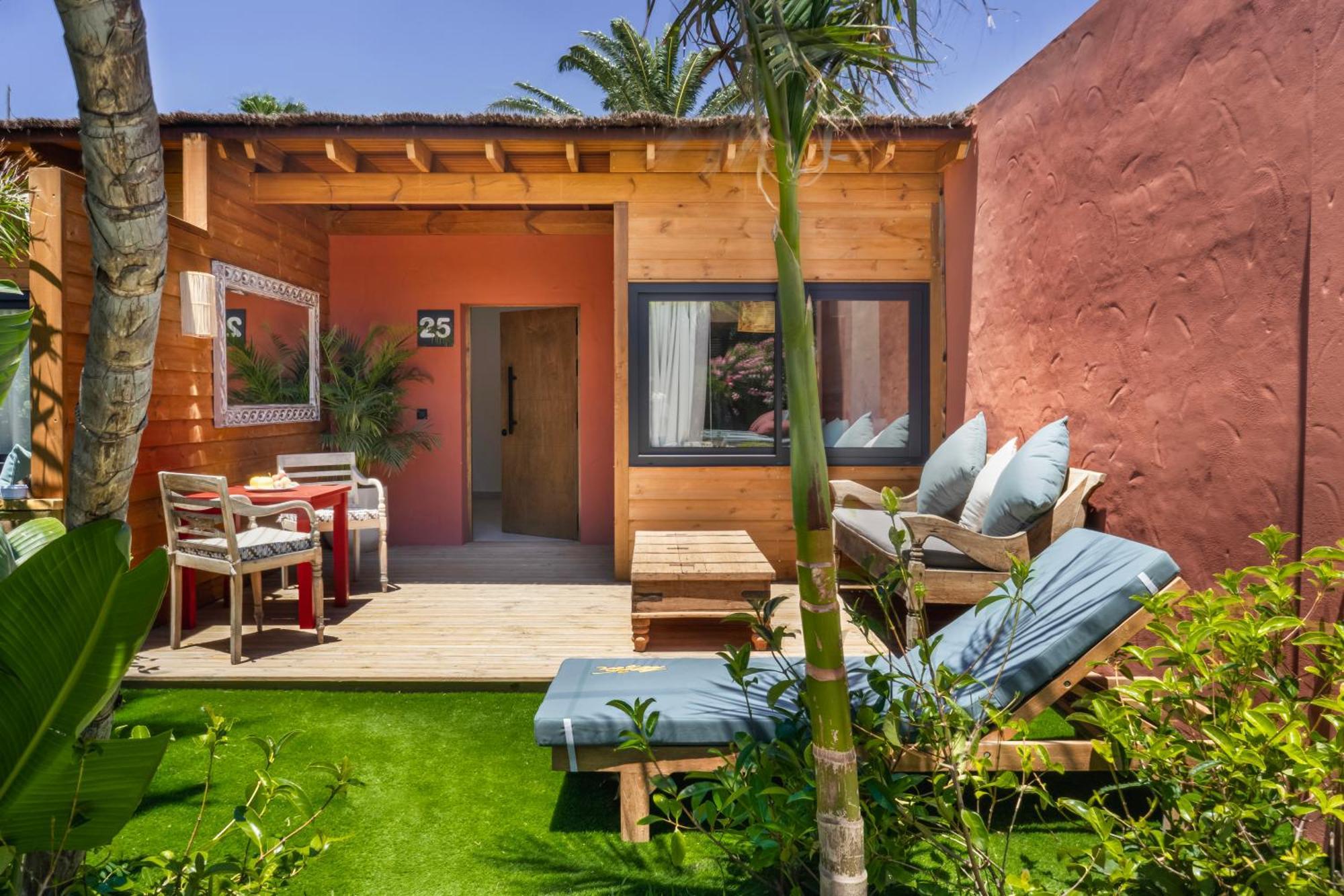 100% Fun Hotel Tarifa Luaran gambar