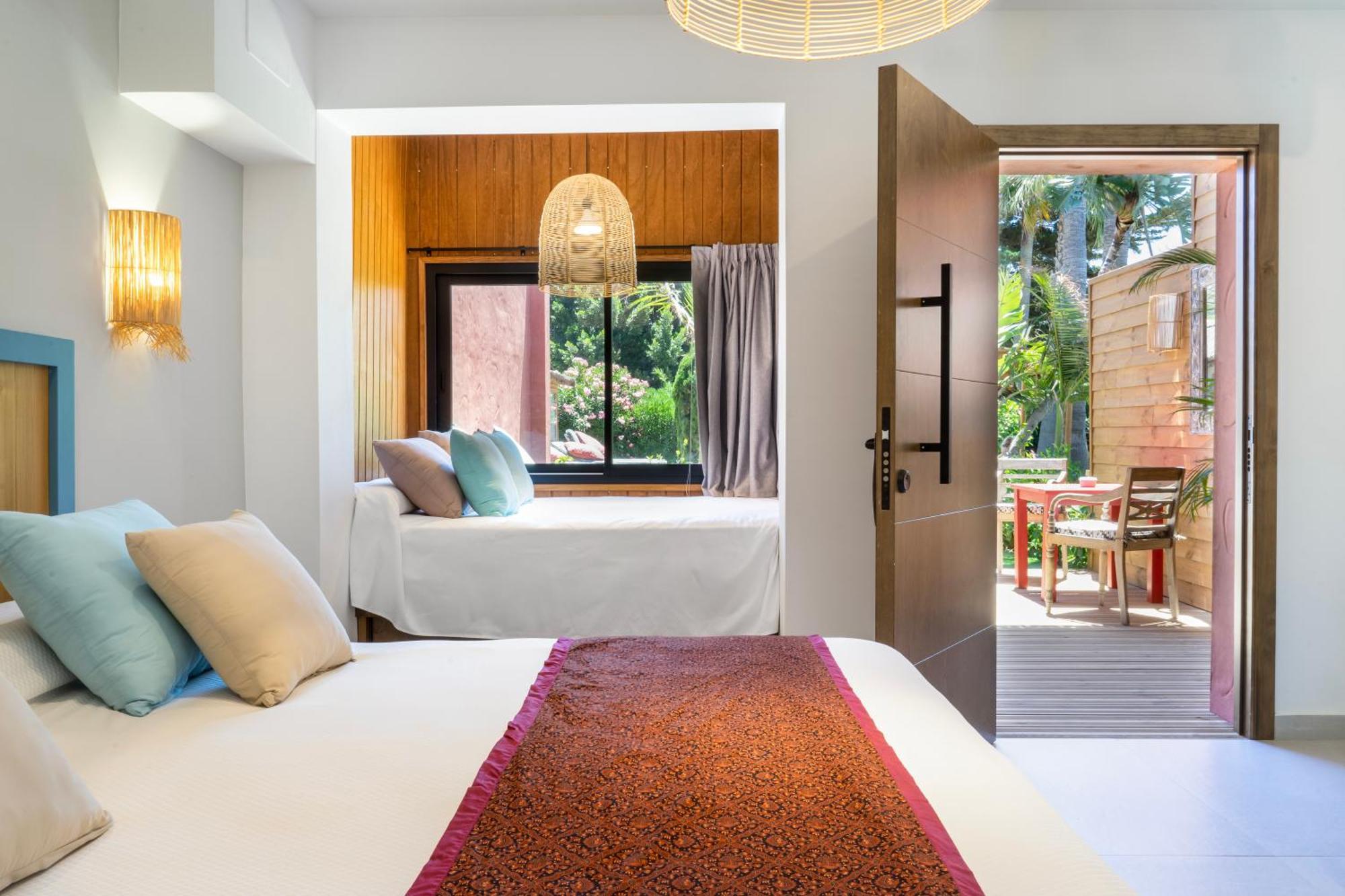 100% Fun Hotel Tarifa Luaran gambar