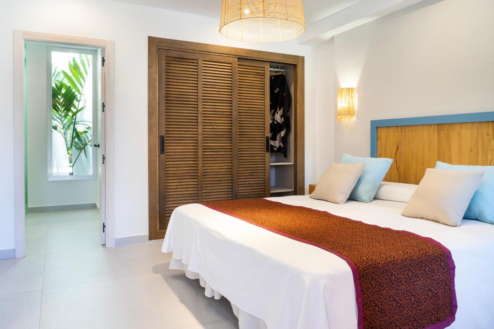 100% Fun Hotel Tarifa Luaran gambar