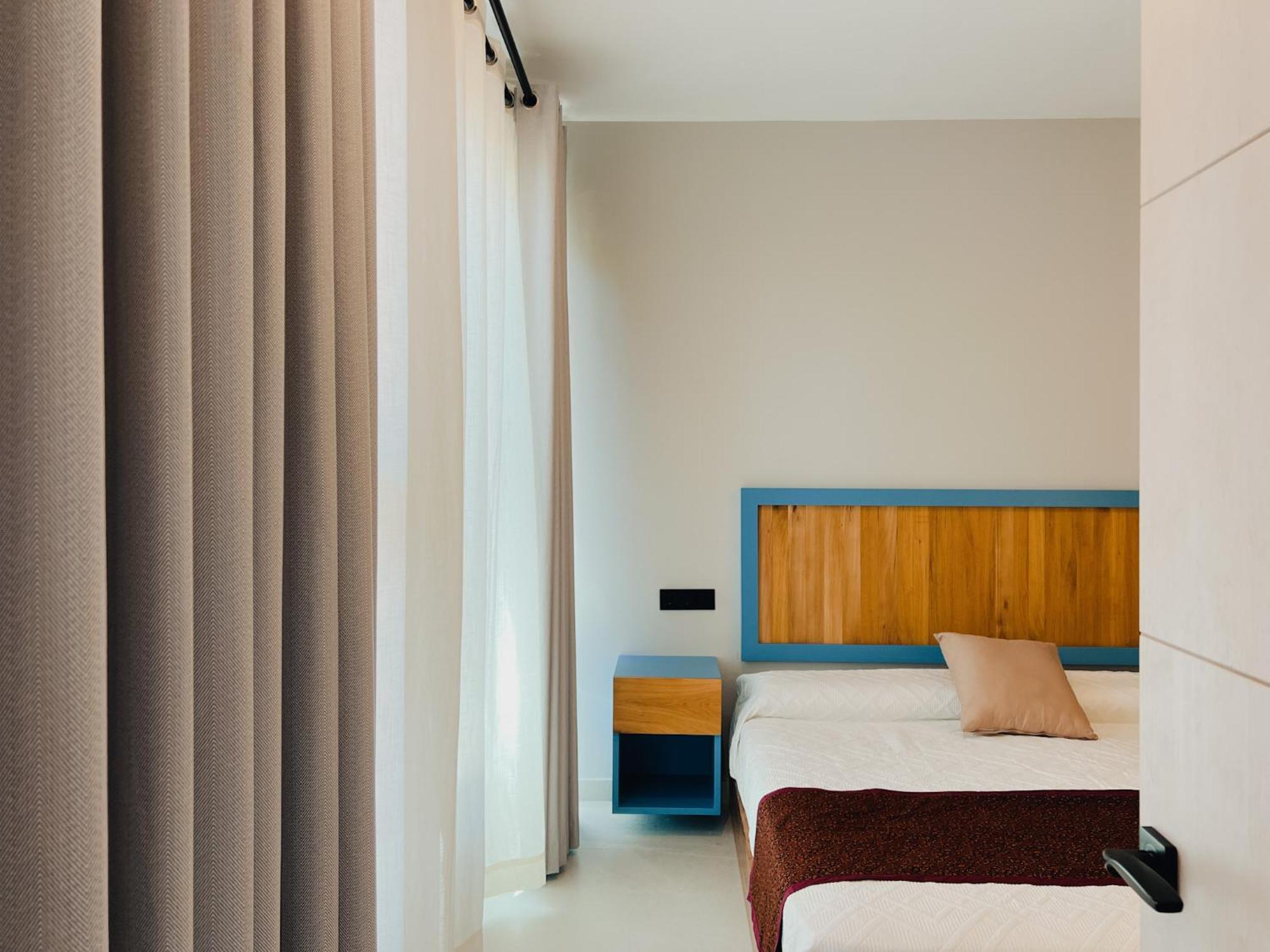 100% Fun Hotel Tarifa Luaran gambar