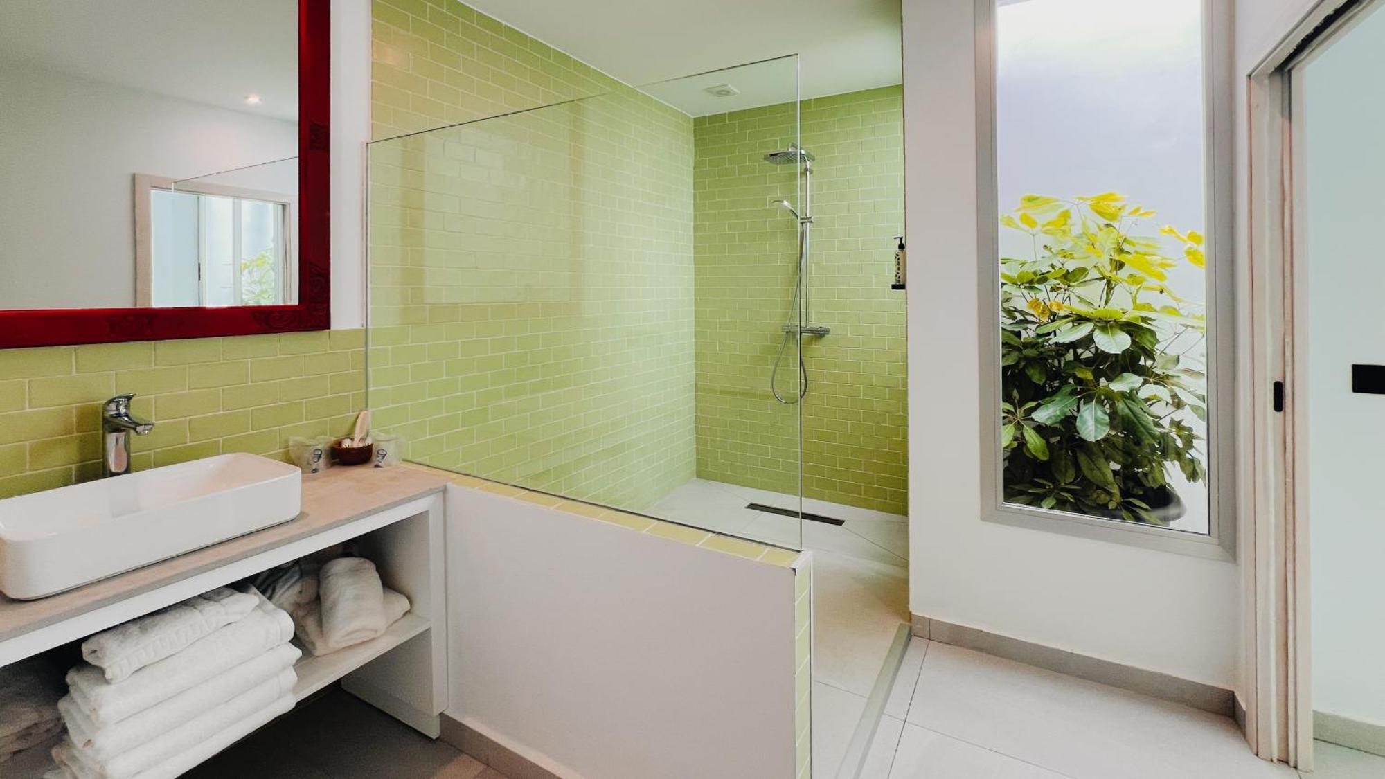 100% Fun Hotel Tarifa Luaran gambar