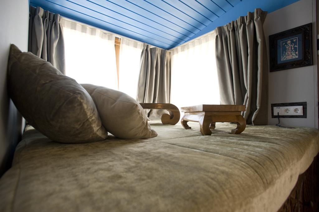 100% Fun Hotel Tarifa Luaran gambar