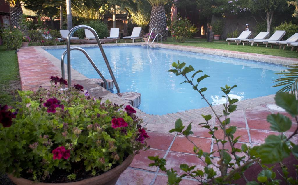 100% Fun Hotel Tarifa Luaran gambar