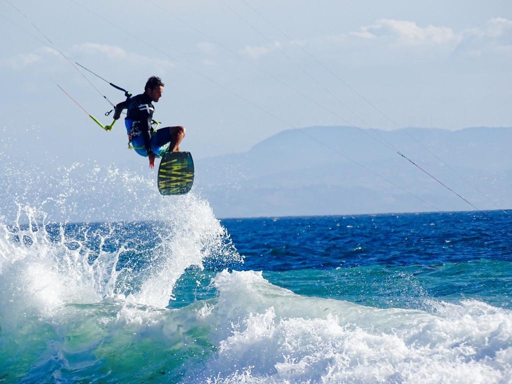 100% Fun Hotel Tarifa Luaran gambar