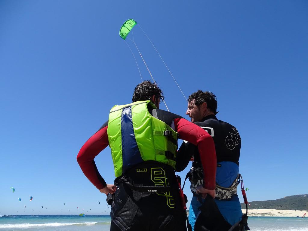 100% Fun Hotel Tarifa Luaran gambar