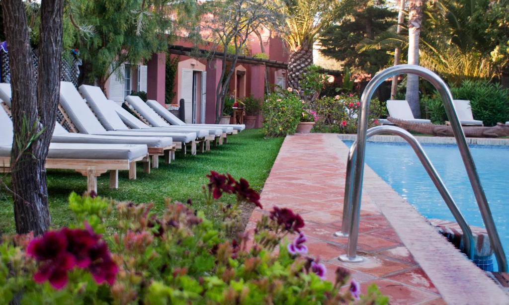 100% Fun Hotel Tarifa Luaran gambar