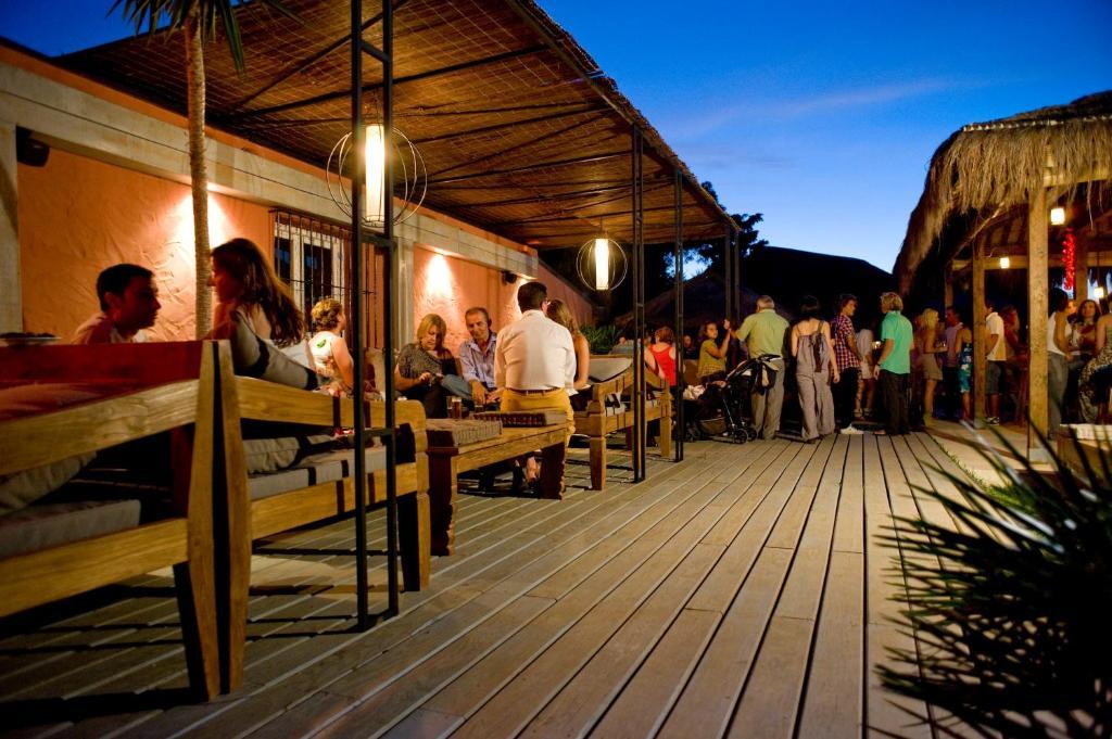 100% Fun Hotel Tarifa Luaran gambar
