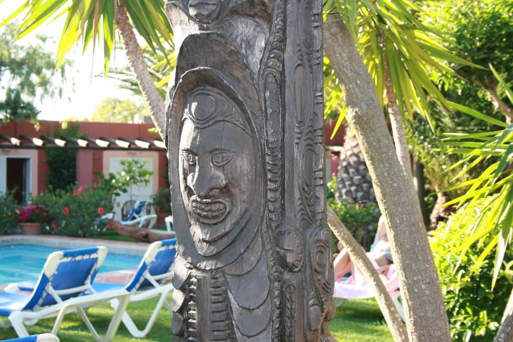 100% Fun Hotel Tarifa Bilik gambar